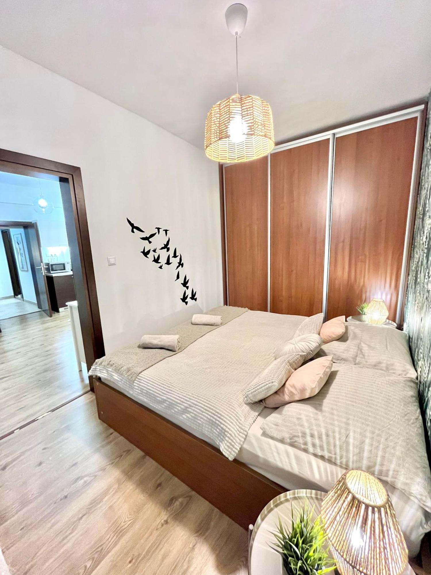 Urban Jungle Apartment Old Town Air Conditioned บราติสลาวา ภายนอก รูปภาพ